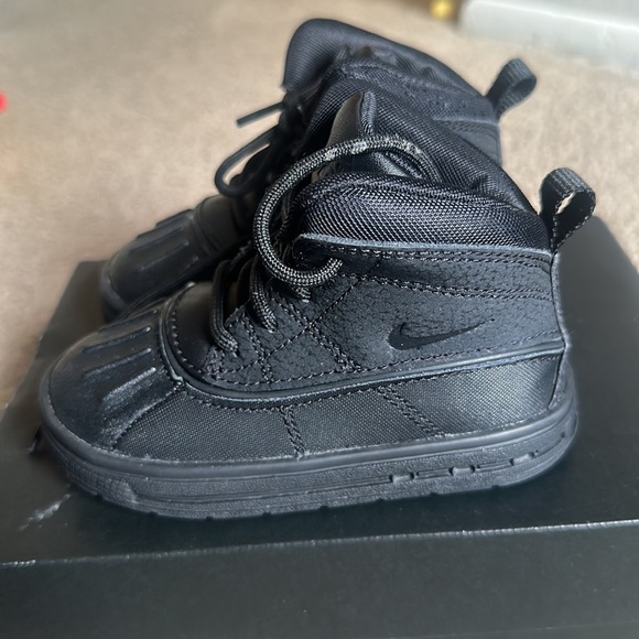 Nike Black Rugged Outdoor Boots - Picture 5 of 7